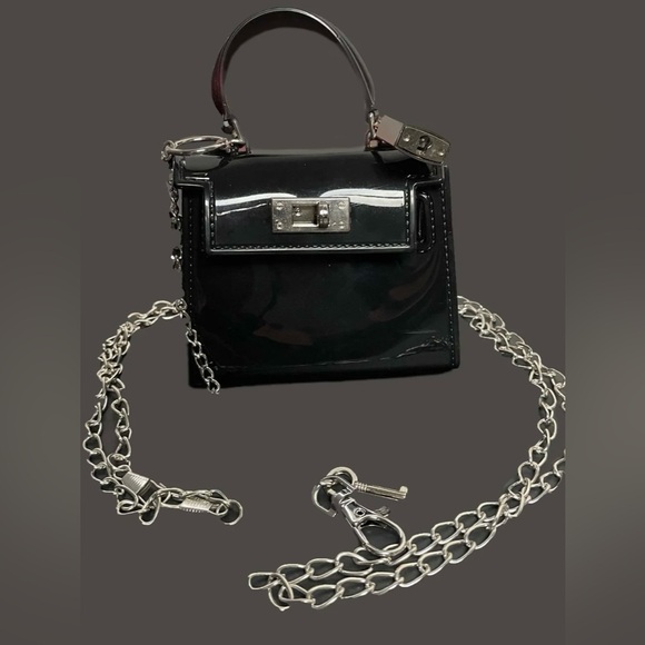 NWT Kendall & Kylie Black Mini Bag Sleek Design Lock Chain - Picture 7 of 8